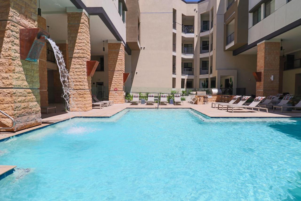 Walk Score 81-shopping District-king Bed-parking - G4004