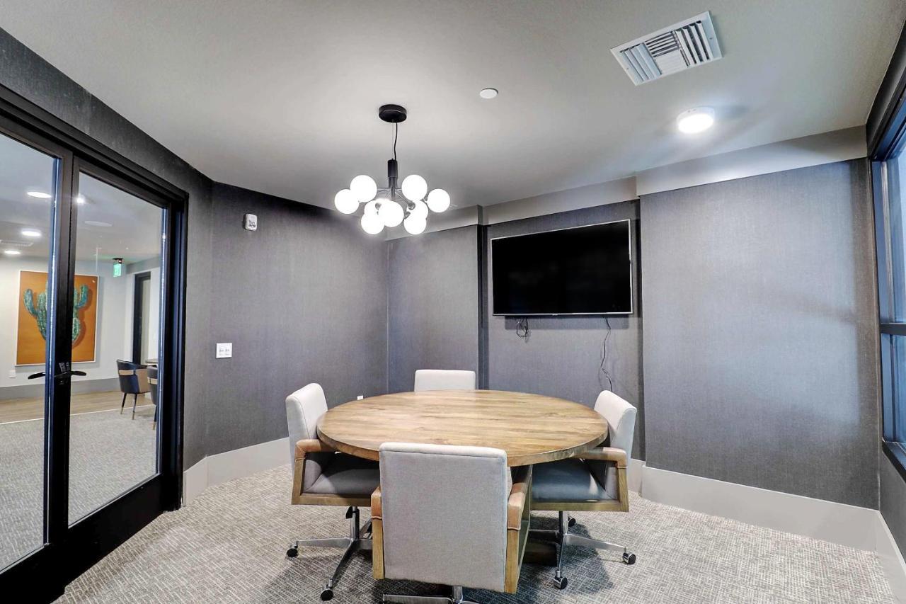 Apartment Walk Score 81-shopping District-king Bed-parking - G4004 *